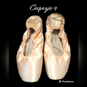 Capezio Balet Toe Shoes. 9W